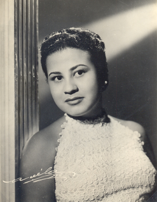 Foto de divulgação de sua irmã Dolores Duran